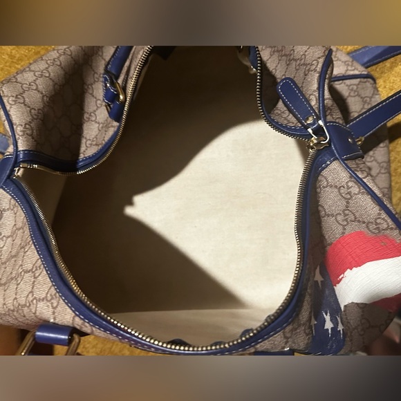 Gucci duffel bag/travel. Good for vacation/weekend getaway. unisex item. - Picture 3 of 9